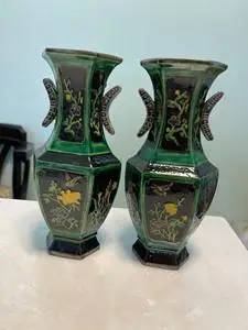 一善堂制 花瓶 墨地素三彩六方双耳花瓶