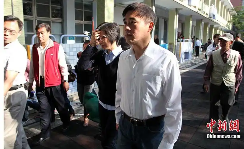 竹联帮前堂主专业手法瞬间夺枪救连胜文一命图