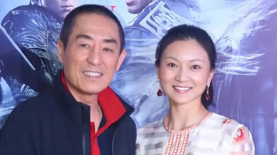 73岁张艺谋带妻子现身巴黎合影搂腰感情好陈婷笑容甜美仍年轻