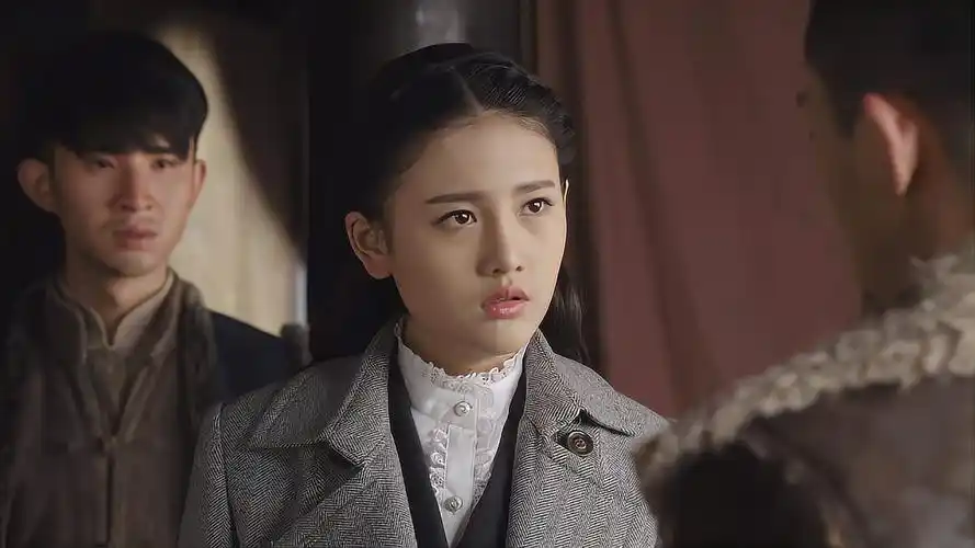 战天狼女兵被抓进土匪妹妹看到卧底团长的眼神察觉有问题