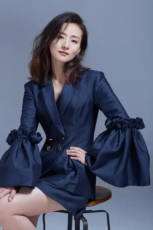 王靖云大玩西装诱惑简单干练温婉大气