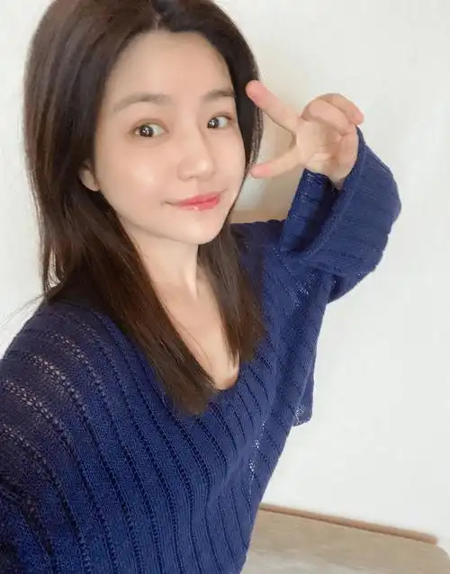 陈妍希的居家素颜照脸上肉嘟嘟很抗老一头浓密发量让人羡慕