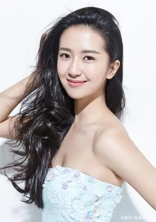 气质女神许龄月美照,五官精致,气质清纯,楚楚动人!