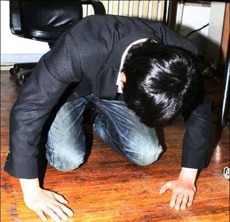 闹大了之后,崔民秀在舆论的压力下到医院向老人道歉,甚至还当众下跪