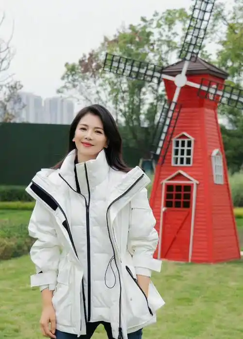 刘涛身穿白色假两件套羽绒服搭配牛仔裤,保暖又时髦减龄,冬日气息十足