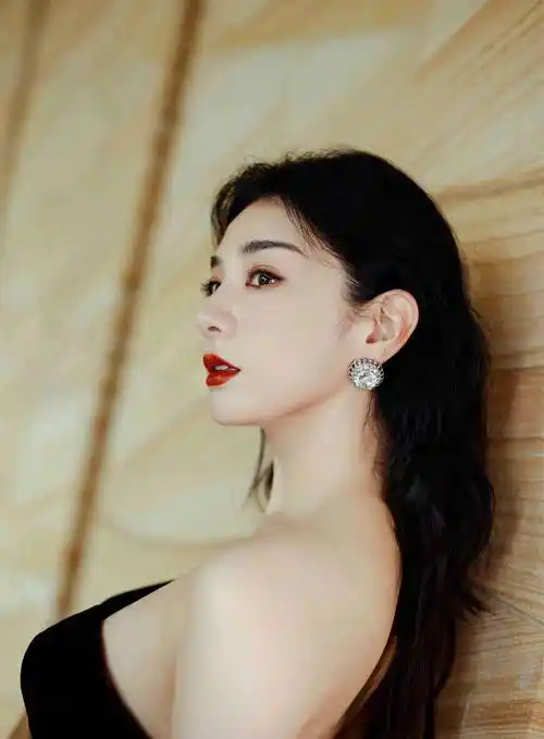 黄奕黑色抹胸装性感香肩写真_造型_网友_事业