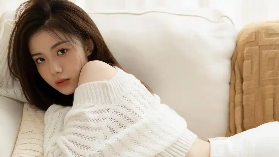 居家沙发白色毛衣养眼气质美女壁纸高清大图预览1920x1080_美女壁纸