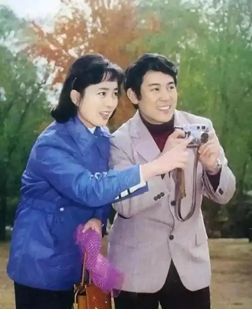 李克己是北京电影学院表演系教师,1980年在拍摄电影《苗苗》时和李羚