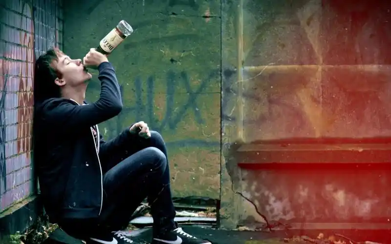 独自一人喝酒图片