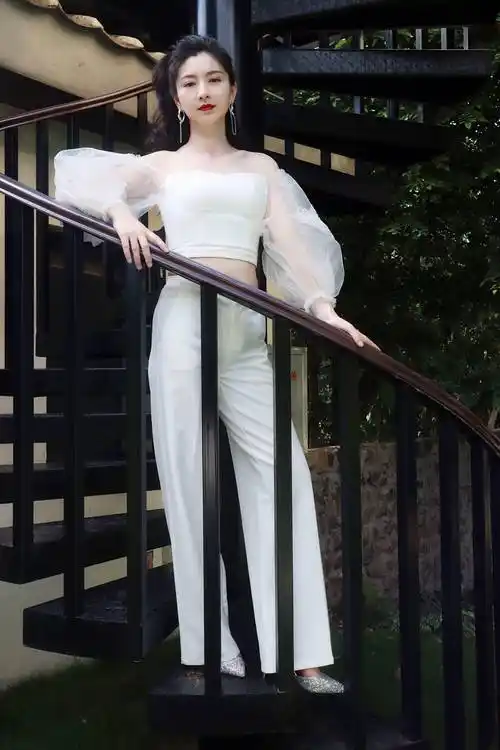 沈眉庄斓曦也高调起来穿裸色礼裙高贵大气丰润身材很迷人