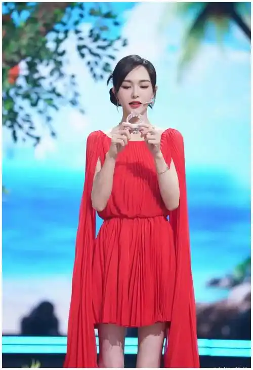 唐嫣节目造型好亮眼,穿大红色百褶连衣裙,时尚又显气质!_风格_众人