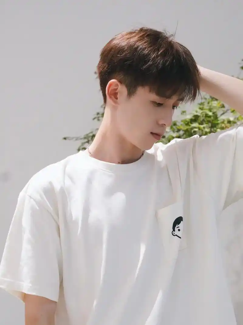 夏季发色推荐超适合男生的显白灰棕色