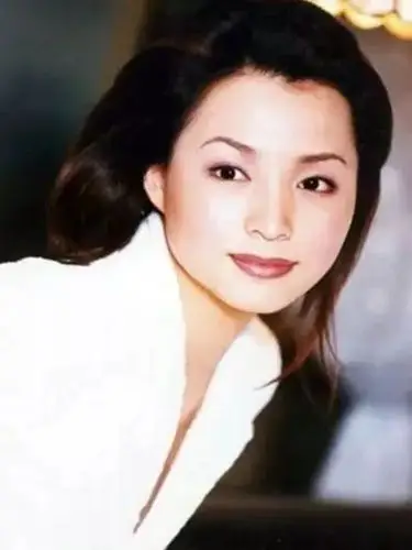 都说董卿年轻时貌不惊人,一开始不信,照片一出当场打脸