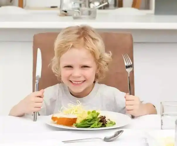 3岁后只吃饭不喝奶?学龄前儿童饮奶很重要!选儿童奶粉看这3点!