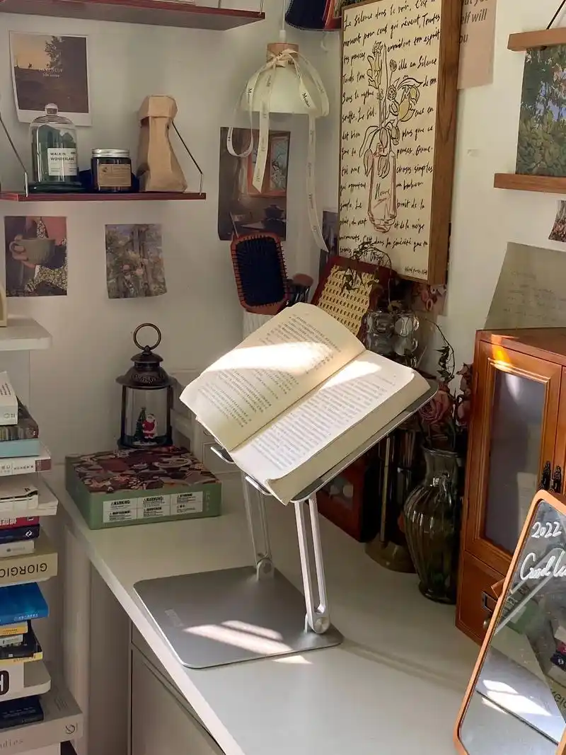 喜欢这样的书桌吗?之前的角落真的很丑空间也小换了桌子加了 - 抖音