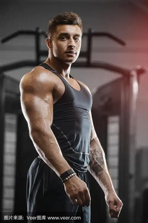 英俊强壮的运动员男子抽起二头肌锻炼健身和健美概念背景-肌肉健美