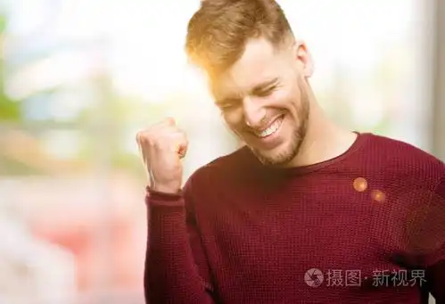 英俊的年轻人高兴和兴奋地庆祝胜利表达了巨大的成功, 力量, 能量和