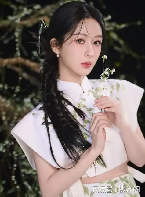 杨紫春日游戏实录曝光轻舔雪糕瞬间定格活力飞奔展现青春魅力