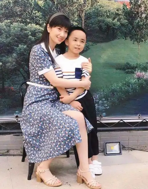 大小子秋与贺梅同框,小子秋非要站c位挨着妈妈,三人长得超像!