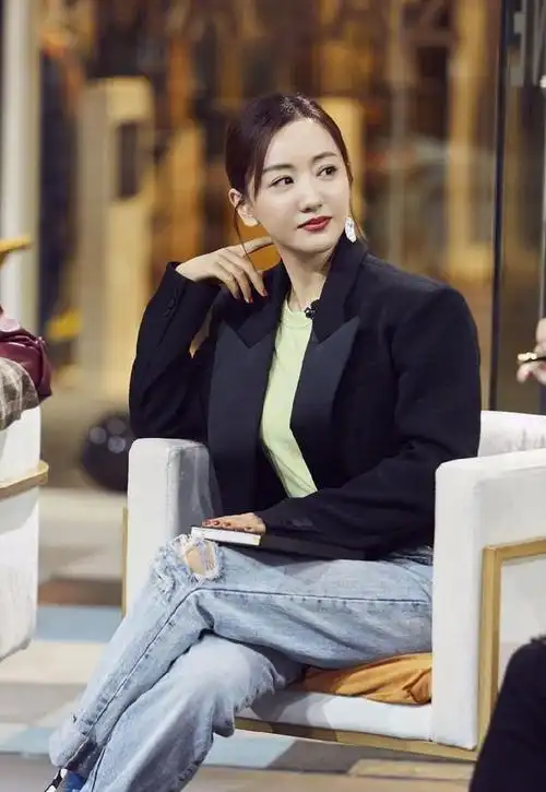 这是身高161的杨蓉?穿西装破洞裤配短靴,气场炸裂超180