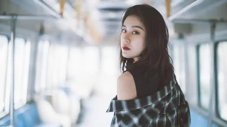 美女清新优雅桌面壁纸