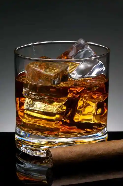 威士忌与柠檬片
