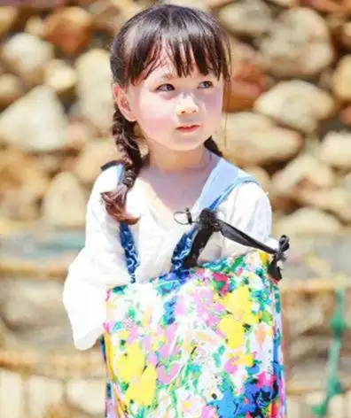 小山竹真的是很可爱!现在这个小女孩长大了,变成大美女了