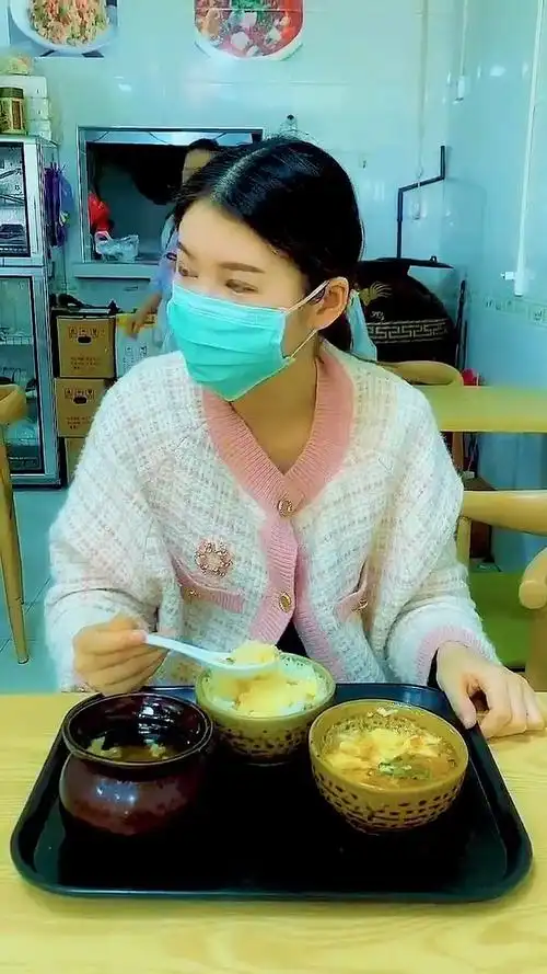 女朋友吃饭时不摘口罩,看到她的操作,我给她竖了个大拇指!