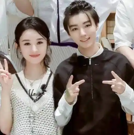 王俊凯跟谁合影都冷冰冰,唯独见她忍不住笑眯眯,得知身份:我酸了