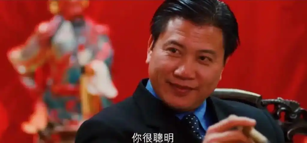 64岁万梓良醉酒形象不佳满脸通红表情夸张走路不稳险些摔倒