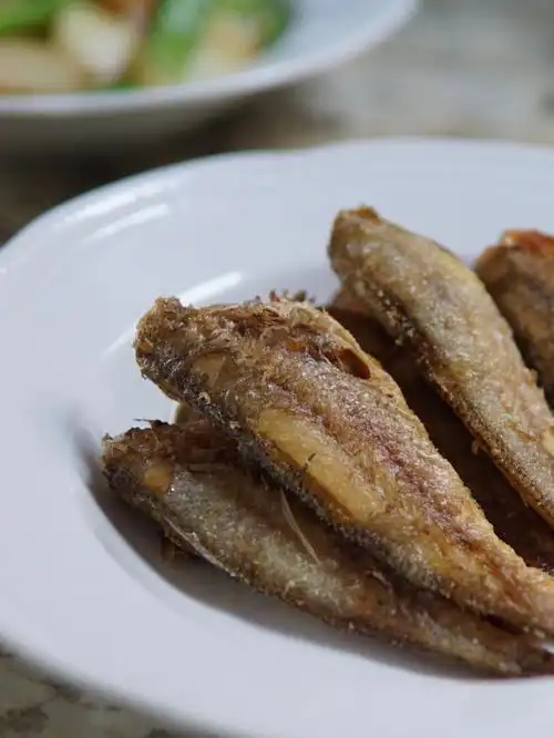 干煎小黄鱼配红烧猪尾巴配荷兰豆炒土豆片