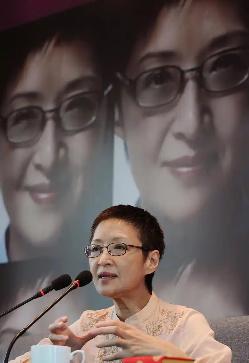 不要再乱扮嫩了!现在自然老去才是真的美,看胡因梦你就明白了