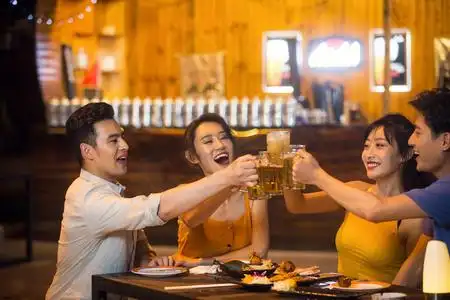 快乐的老哥俩喝酒聊天青年人在酒吧喝酒很多朋友喝一杯幸福父子吃年夜