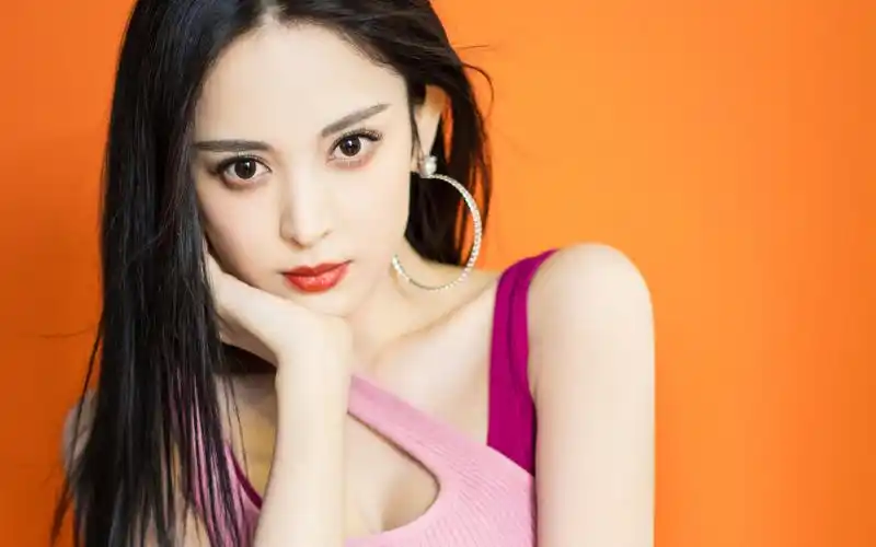 古力娜扎性感俏皮桌面壁纸