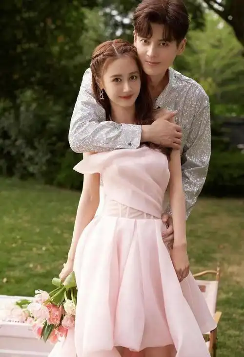 47岁还在和小21岁的甜妹演古偶,身材状态超好,男演员