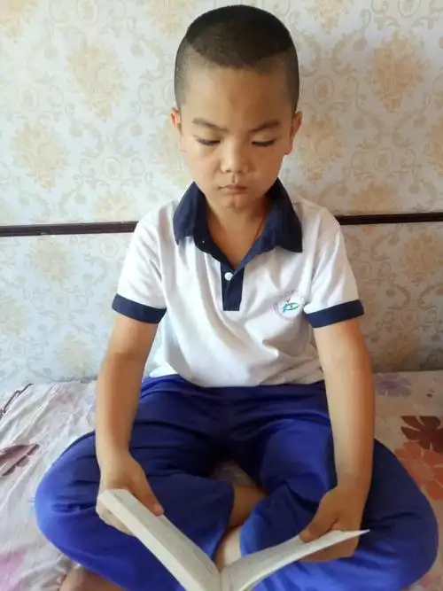 爱读书的小学生
