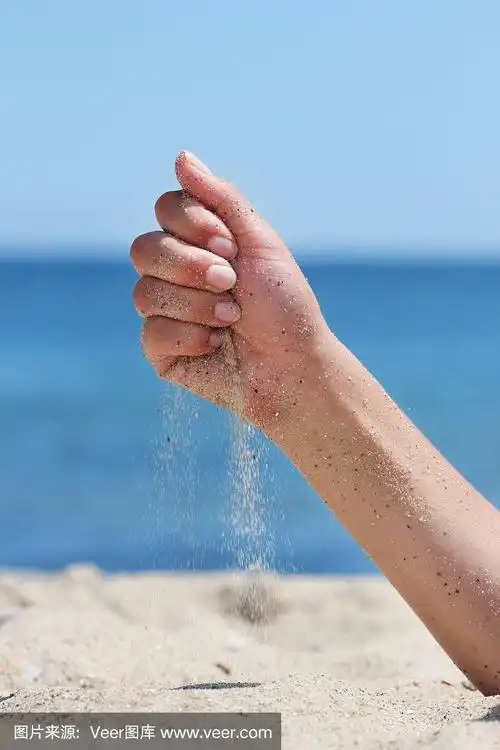 手把沙子扔到海边