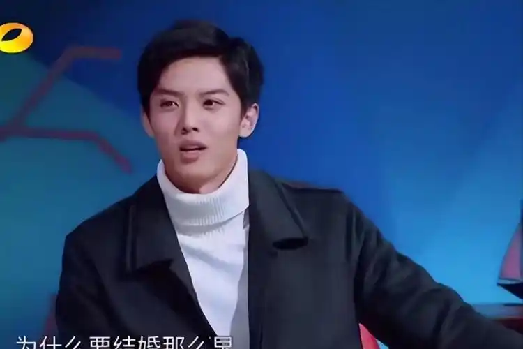 为了赚取学费,进入娱乐圈,因翻唱李荣浩的《不将就》一炮而红,就在