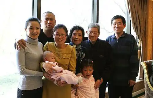 央视主持人管彤近照曝光:与家人同合影 气色不错