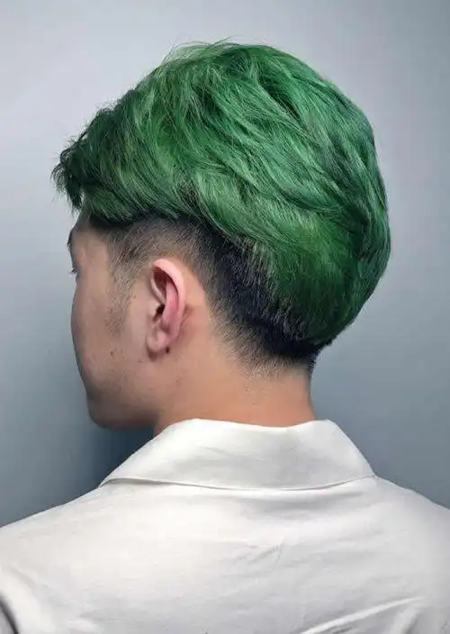 轻松打造出独特魅力发型,和他的皮衣般配的梳发,很潮很抢眼的男生短发