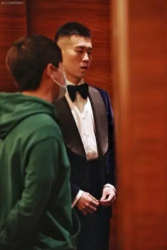 杨九郎超话95#杨九郎搜狐时尚盛典#裁剪的端正西装和你眼角到发尾的