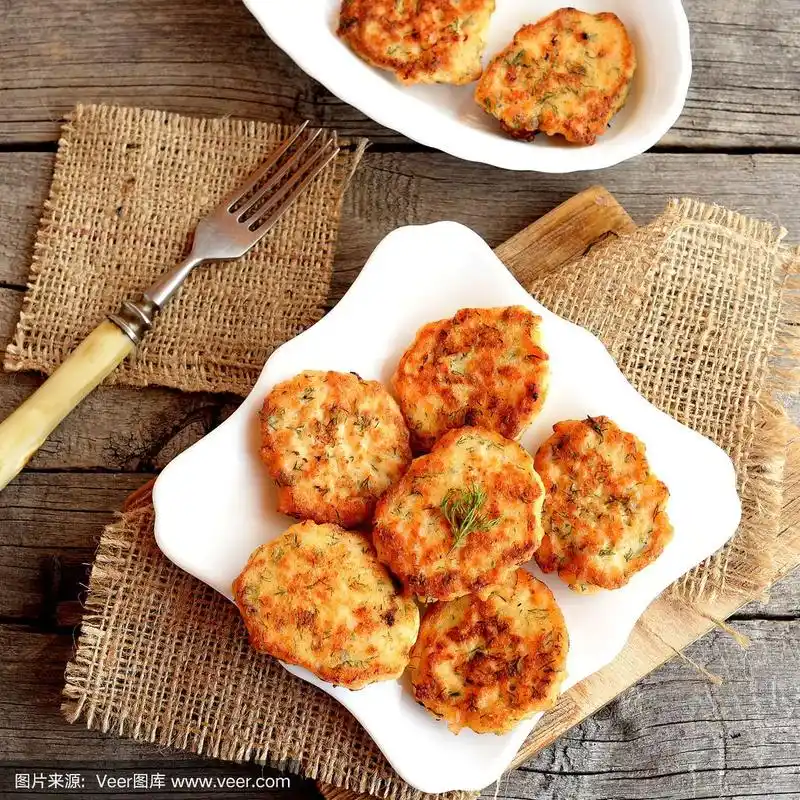 炸鱼饼放在盘子里