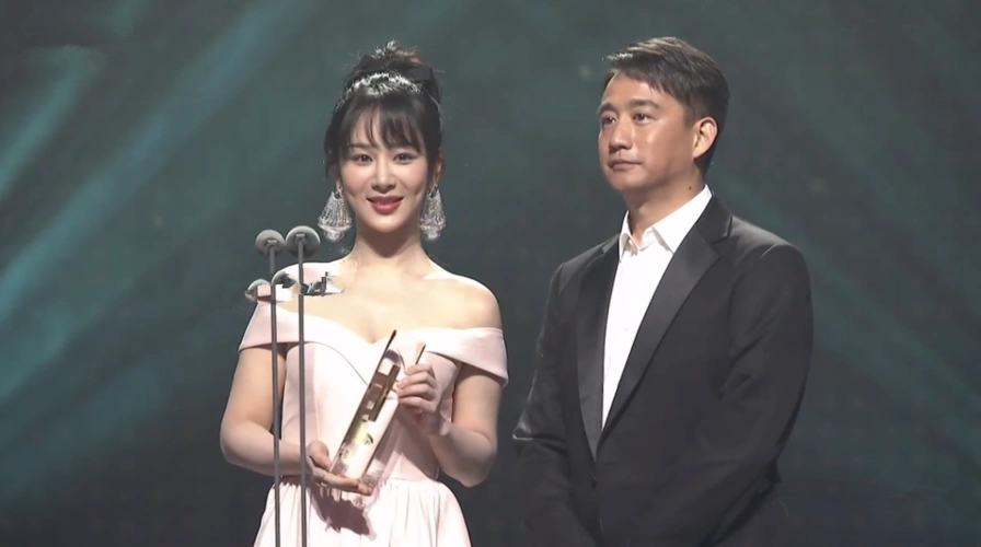 头条盛典:"猪羊"护送黄磊陶虹上台领奖,徐峥吃醋将两人拉下场_张艺兴