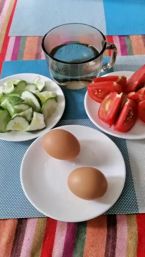 手机摄影#我的减肥早餐,一个黄瓜一个西红柿两个鸡蛋,不知道这样郴後