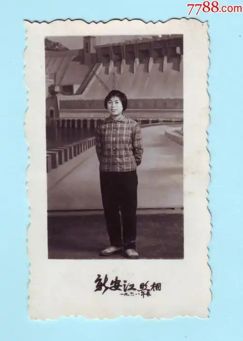1968年女青年在照相馆新安江水电站背景前留影黑白照片新安江照相拍摄