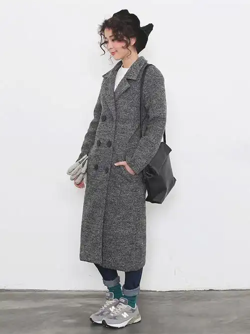 深灰色西装呢大衣搭配白色卫衣和牛仔裤简约大气