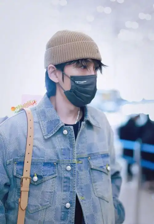 朱一龙机场现身,棋盘格牛仔装备闪亮登场巴黎时装周|时尚|针织帽|上海