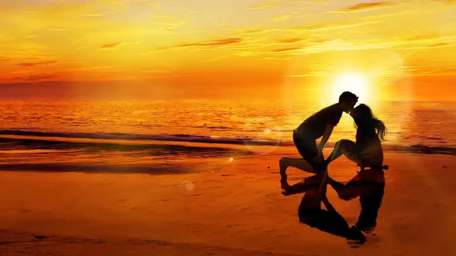 浪漫夕阳下幸福情侣桌面壁纸