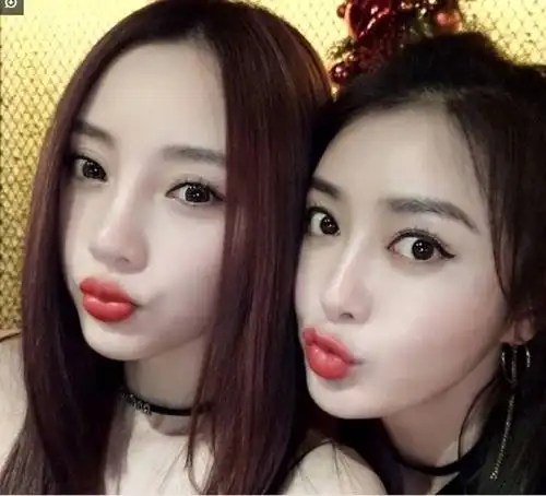 李小璐晒闺蜜合影,网友评价全是网红脸,谁整容了都知道!