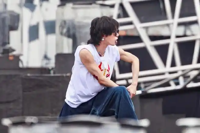 华晨宇超话20230623下午场吐一下舌头 撅一下嘴 秀一下肌肉@华晨宇yu